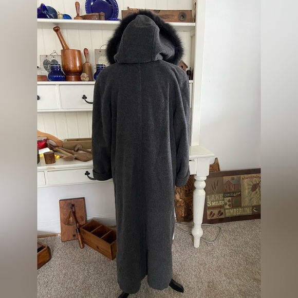 Hannah - Picture 2 of 4